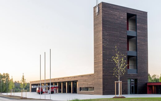 Moderner Feuerwehrstützpunkt mit Übungsturm Feuerwehrgebäude mit Übungsturm außen