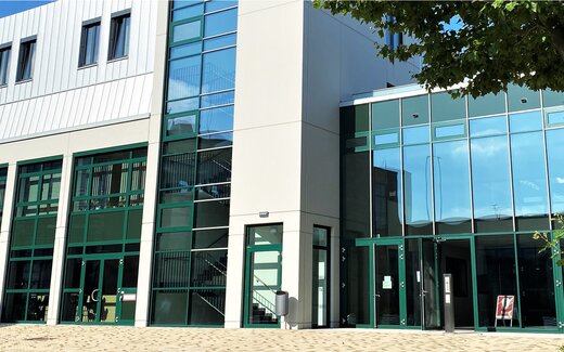 Modernes Bürogebäude mit großer Glasfassade Moderner Bürokomplex mit Glasfront