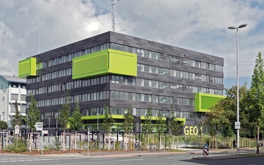 Modernes Bürogebäude mit grünen Balkonen GEO Modernes Gebäude mit grünen Balkonen GEO