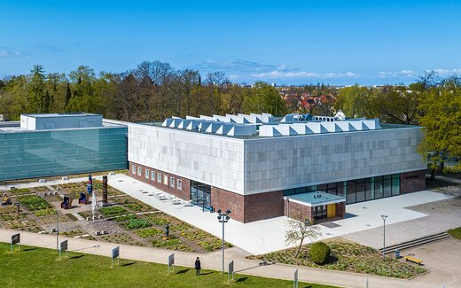 Moderne Kunsthalle mit Skulpturengarten Kunsthalle mit Garten und moderner Architektur