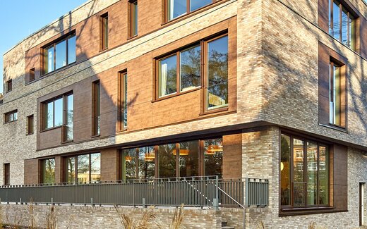 Modernes Gebäude mit Klinkerfassade und großen Fenstern Modernes Gebäude mit großen Fenstern