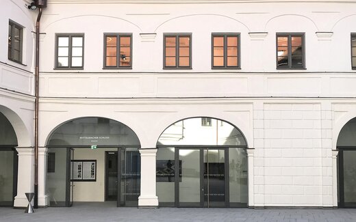 Wittelsbacher Schloss Eingangsbereich München Arkaden und Eingang im Schlossinnenhof