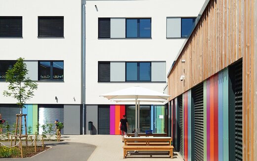 Modernes Schulgebäude mit farbiger Fassade und Außenbereich Modernes Schulgebäude mit bunter Fassade